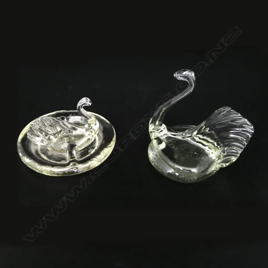 CLEAR GLASS SWAN ASHTRAY w. SWAN ORNAMENT H.100mm Image 1++