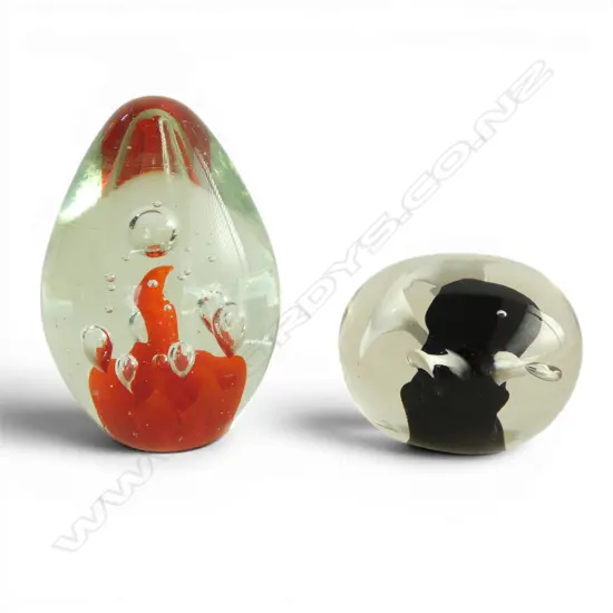 NZ STUDIO GLASS PAPER WEIGHT DIA90MM & ANOTHER H125MM