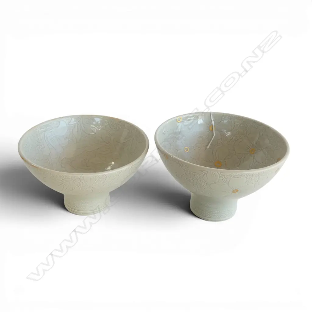 2 KEUM SUN LEE PORCELAIN PEDESTAL BOWLS, H.110,100mm Dai.170mm Image 1++