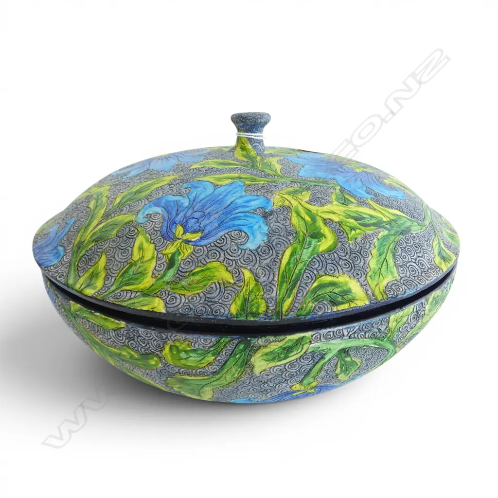 KEUM SUN LEE LIDDED DISH w SGRAFFITO FLORAL DESIGN, Dia.280mm, decorative only Image 1++