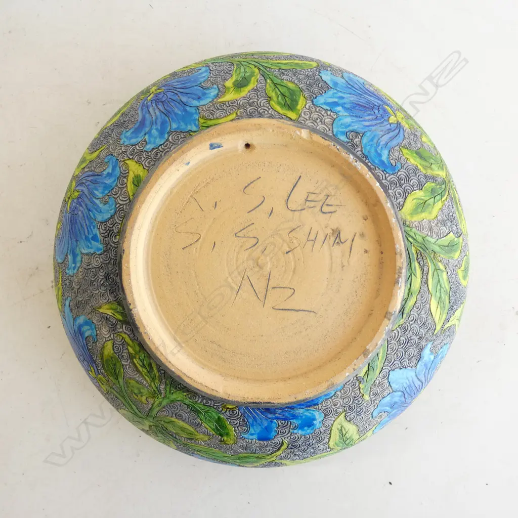 KEUM SUN LEE LIDDED DISH w SGRAFFITO FLORAL DESIGN, Dia.280mm, decorative only Image 1++