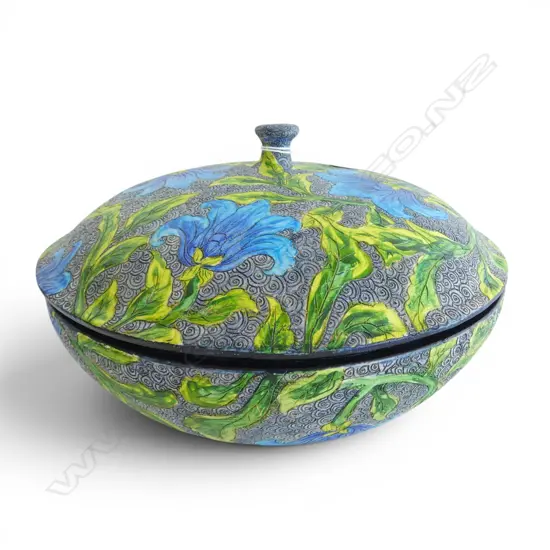 KEUM SUN LEE LIDDED DISH w SGRAFFITO FLORAL DESIGN, Dia.280mm, decorative only
