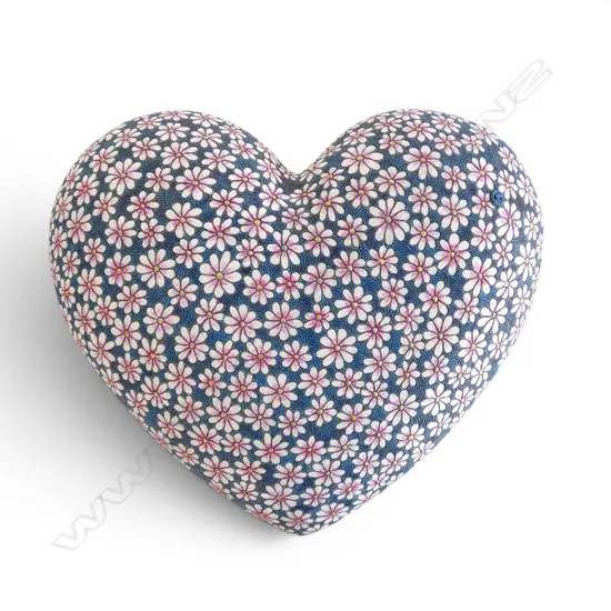 KEUM SUN LEE WALL HANGING HEART w DAISY DESIGN, H.300x320mm