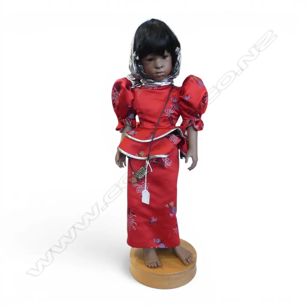 LG PORCELAIN INTERNATIONAL COSTUME DOLL W. STAND H690MM Image 1++