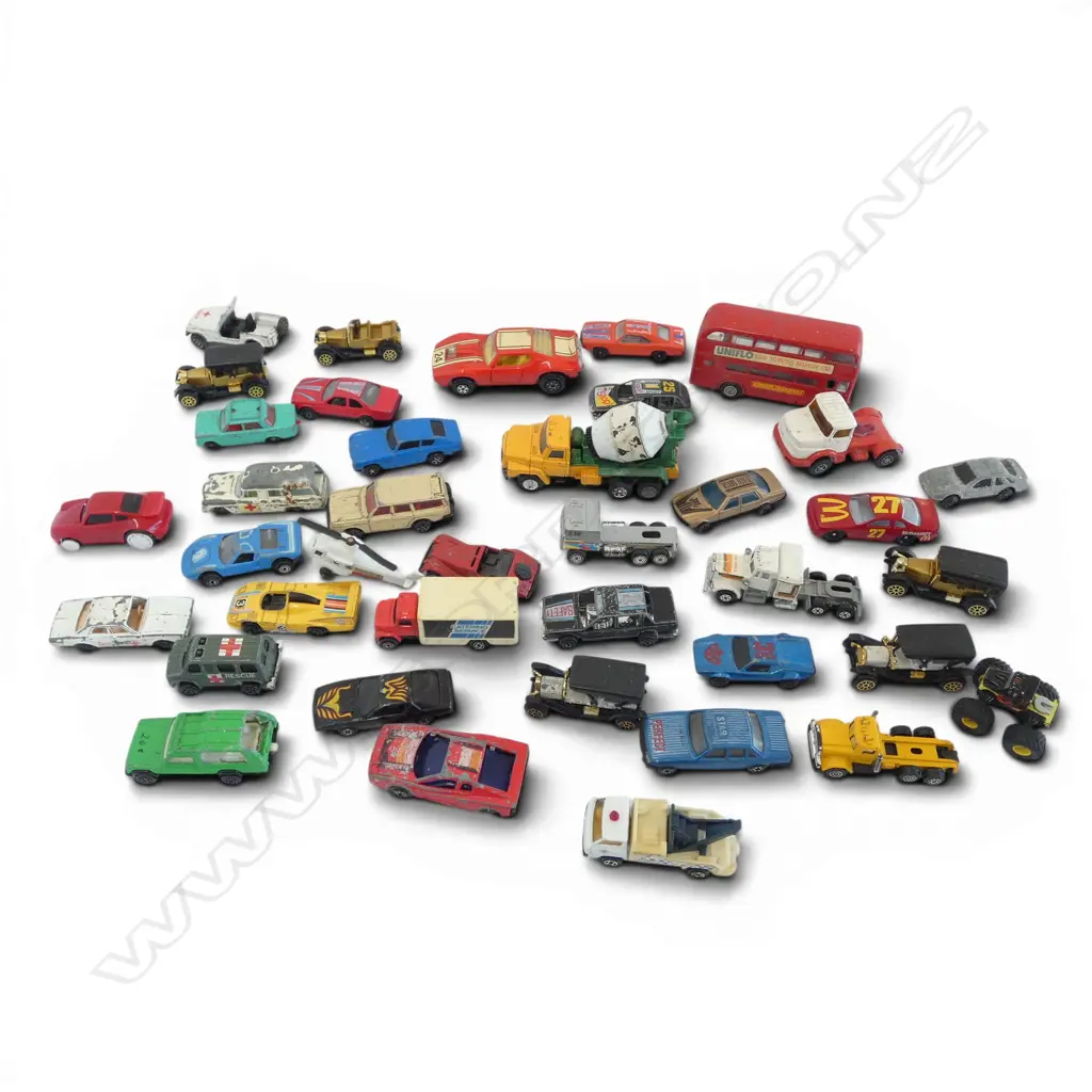 TRAY OF APPOX 40 DIE CAST & OTHER TOY CARS ETC Image 1++