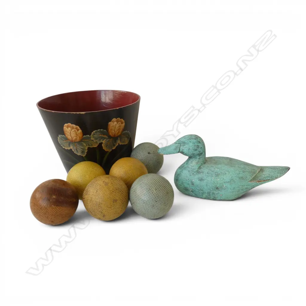 8 WOODEN DECOR ITEMS; HAND PAINTED BUCKET H.200mm, 6 BALLS, DUCK Image 1++