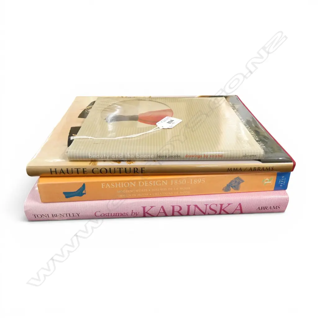 4 FASHION BOOKS Image 1++