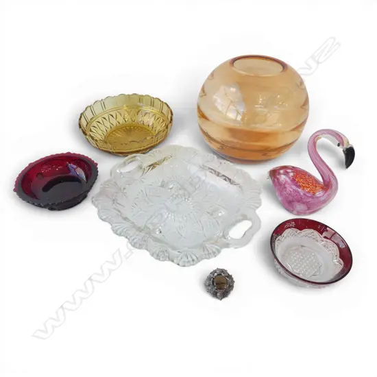 6 PCES GLASS; VASE H.175mm, 4 BOWLS, FLAMINGO + COSTUME BROOCH
