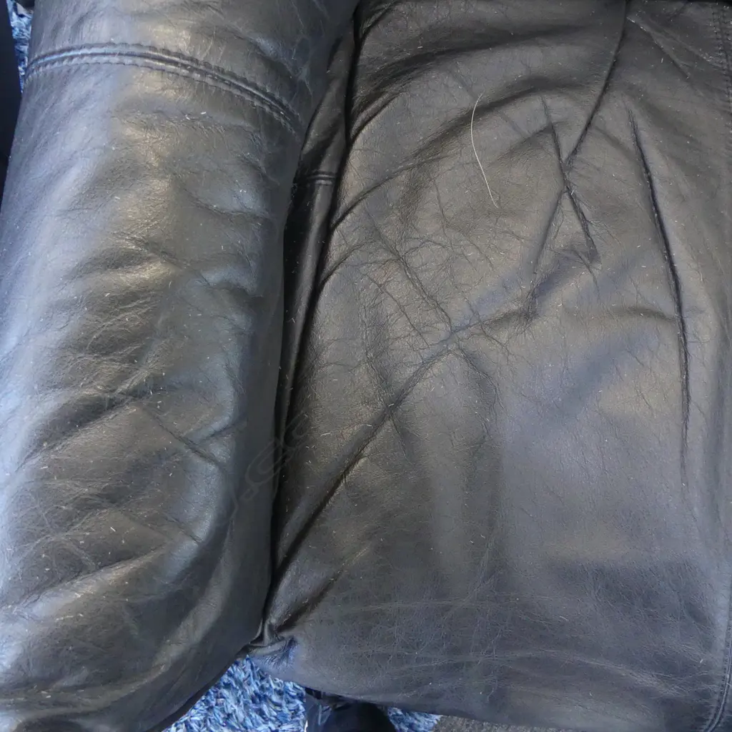 2 BLACK LEATHER ARMCHAIRS w. ZIPPER DETAIL Image 1++
