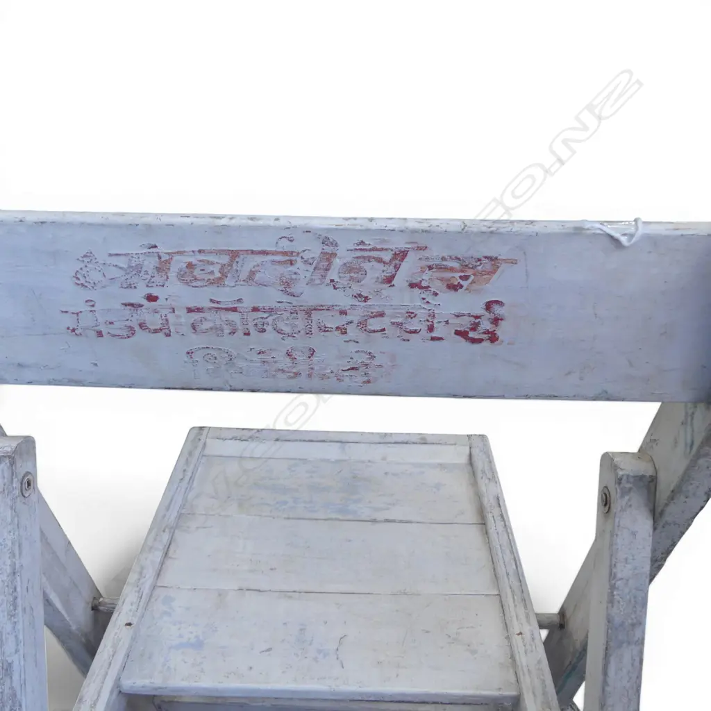 THREE VINTAGE RUSTIC FOLDING CHAIRS Image 1++