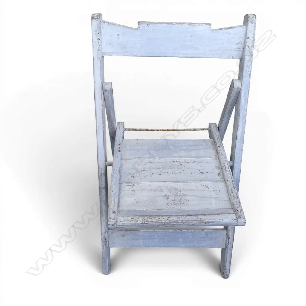 THREE VINTAGE RUSTIC FOLDING CHAIRS Image 1++