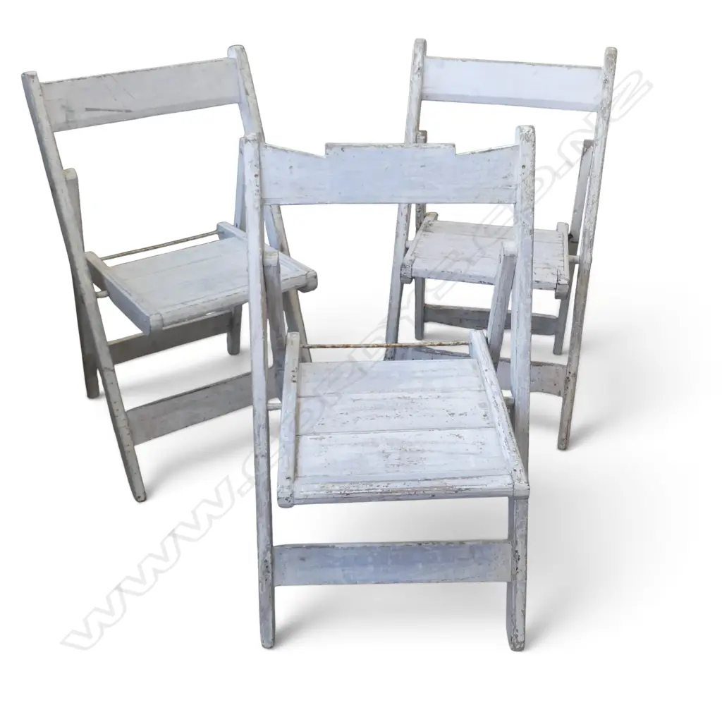 THREE VINTAGE RUSTIC FOLDING CHAIRS Image 1++