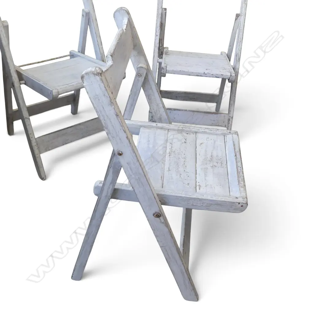 THREE VINTAGE RUSTIC FOLDING CHAIRS Image 1++