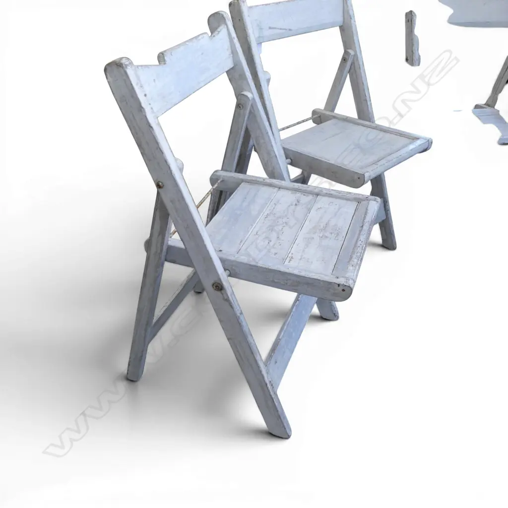 THREE VINTAGE RUSTIC FOLDING CHAIRS Image 1++