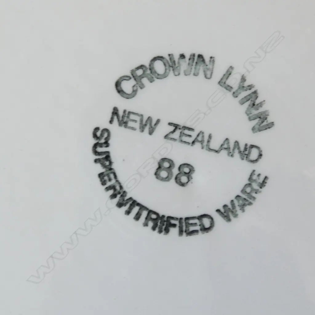 COLLECTION OF 15 HOTEL PLATES including 5 CROWN LYNN + 1 GIBSON & PATERSON PLATES Image 1++