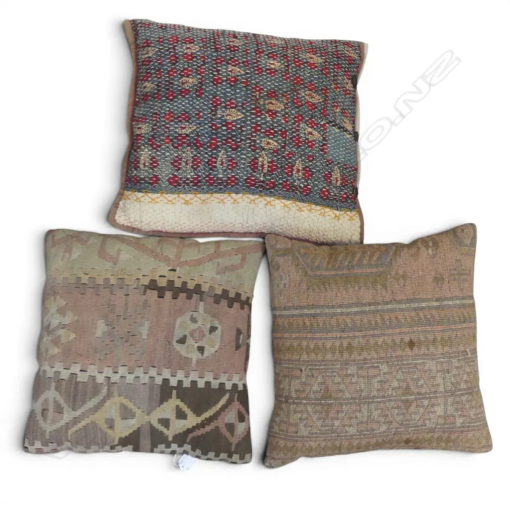 1 INDIAN AND 2 VINTAGE CARPET CUSHIONS, LARGST 400 X410MM Image 1++