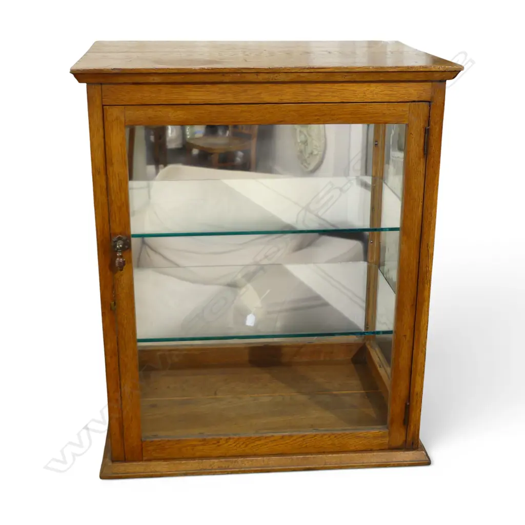 VINTAGE OAK COUNTER DISPLAY CABINET WITH GLASS SHELVES & OPENING DOOR H655 W545 DEPTH 387MM Image 1++
