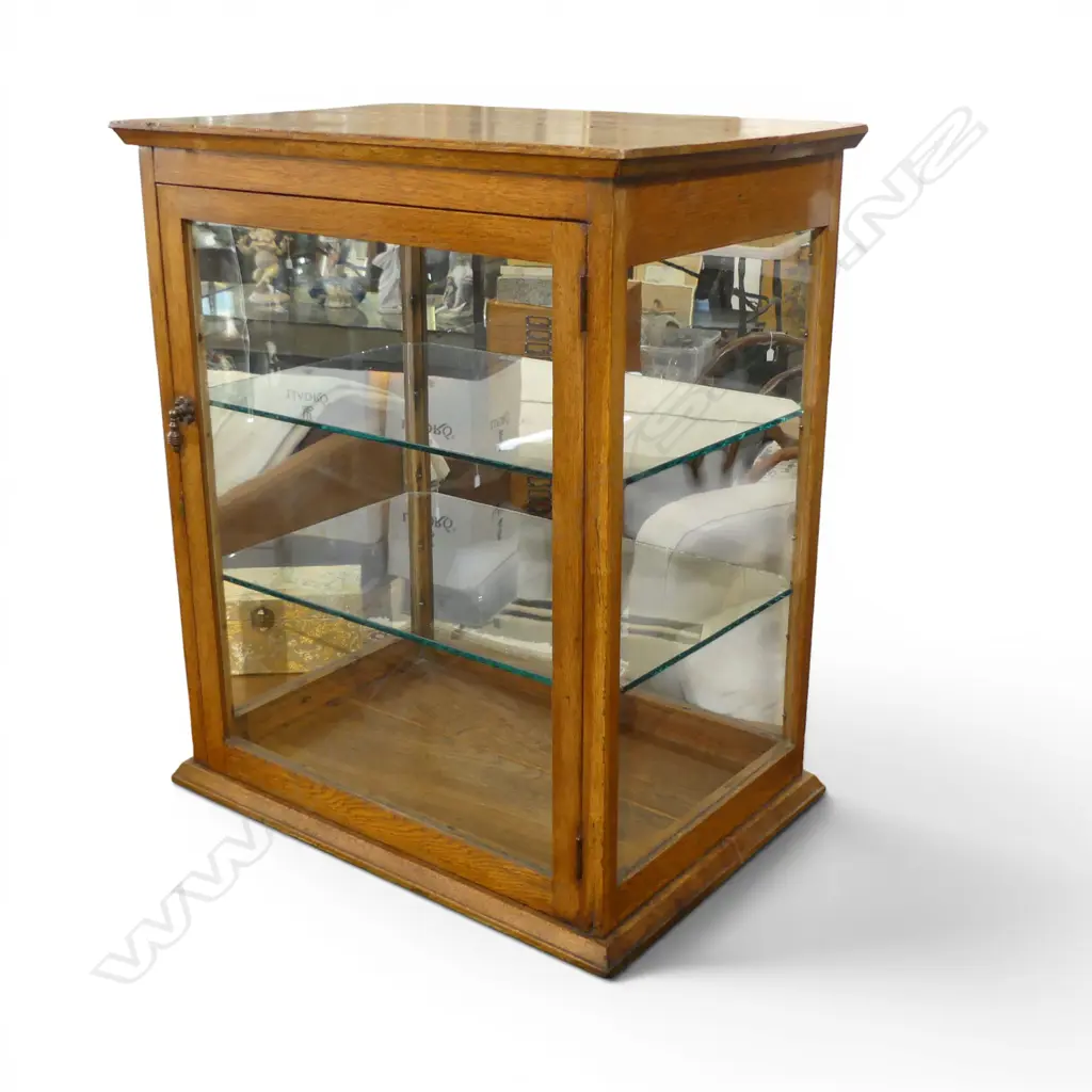 VINTAGE OAK COUNTER DISPLAY CABINET WITH GLASS SHELVES & OPENING DOOR H655 W545 DEPTH 387MM Image 1++
