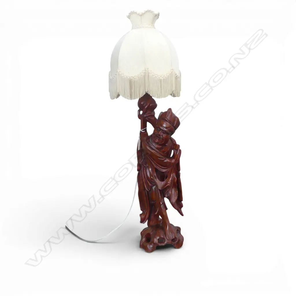 CARVED WOODEN CHINESE FIGURAL TABLE LAMP w. SHADE H.750mm Image 1++