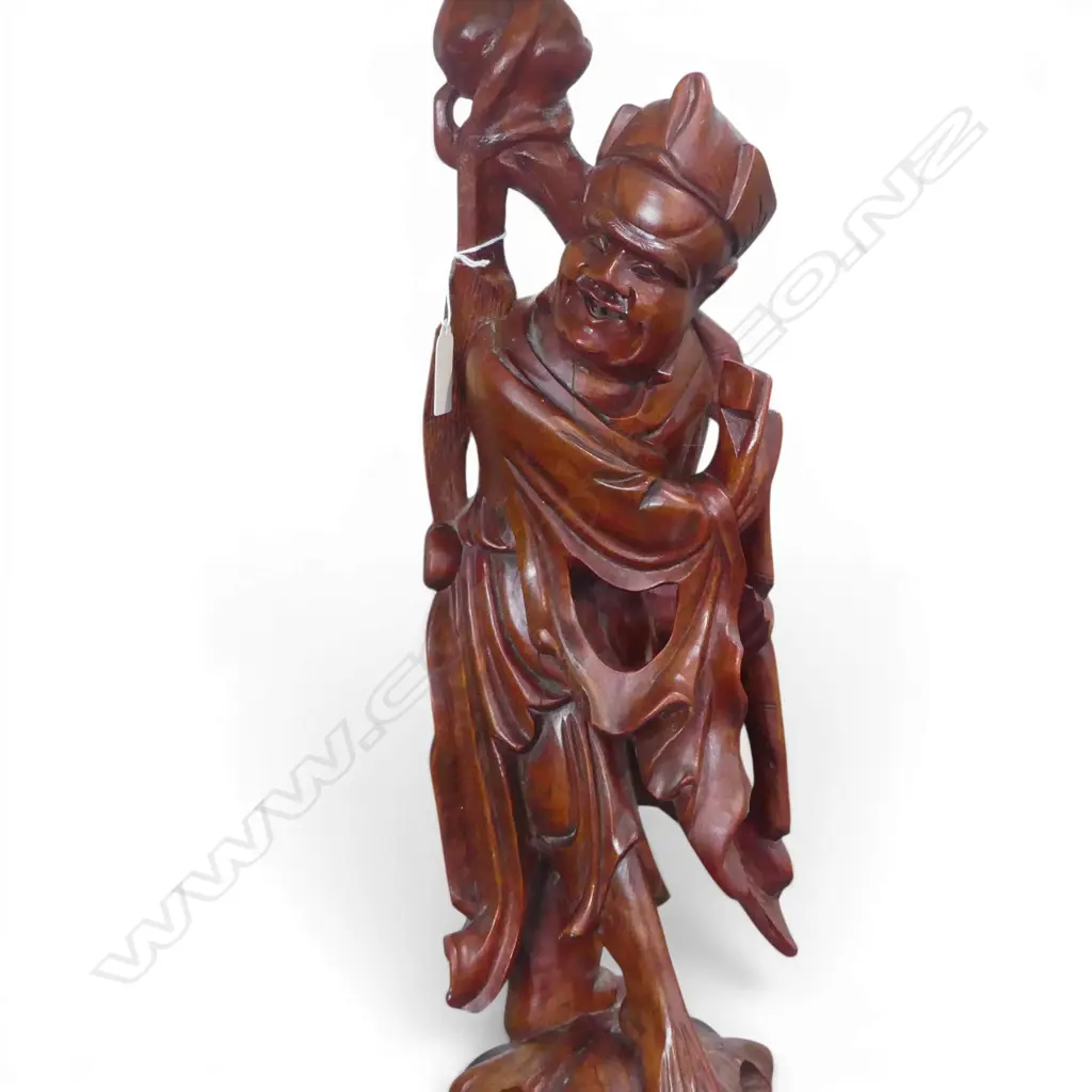 CARVED WOODEN CHINESE FIGURAL TABLE LAMP w. SHADE H.750mm Image 1++