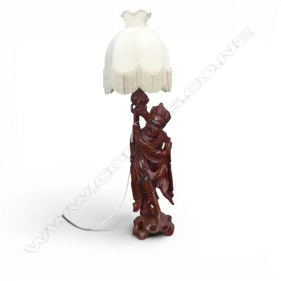 CARVED WOODEN CHINESE FIGURAL TABLE LAMP w. SHADE H.750mm