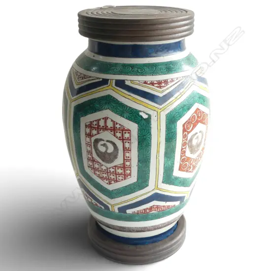 JAPANESE KUTANI WARE TALL VASE w. WOODEN BASE & LID. Tortoiseshell pattern encircling a crane.  H.400mm
