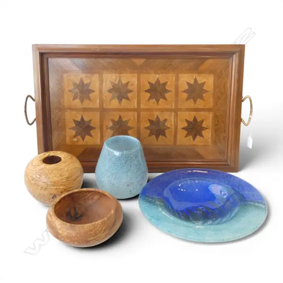 WOODEN TRAY 650x380mm + 2 WOODEN VASES, ART GLASS BOWL 325mm dia & VASE