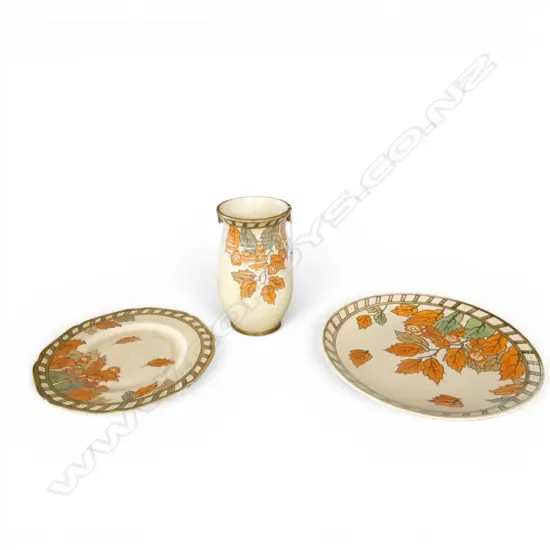 CHARLETTE READ VASE H220MM PLATE (chip) DIA 270MM & CROWN DUCAL CHARGER DIA320MM