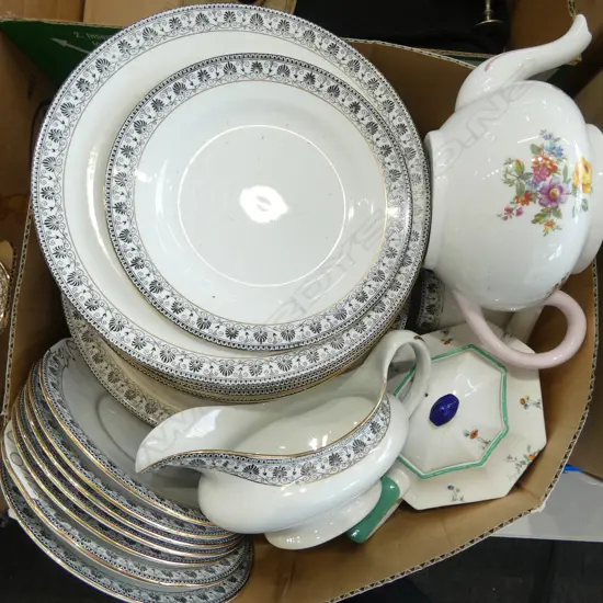 SHELLEY PART DINNER SET & 2 SHELLEY TEAPOTS AF