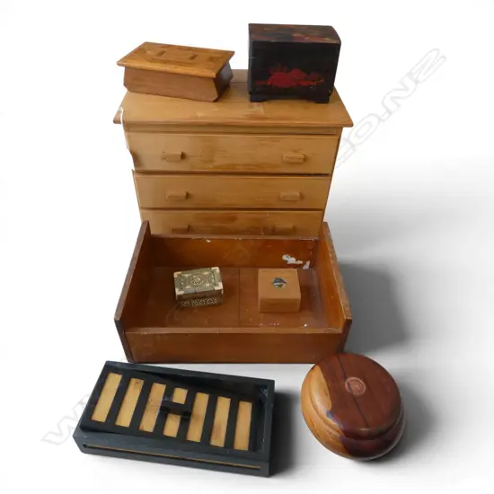 8 WOODEN PIECES; BOXES, 3 DRAWER CHEST W.400mm