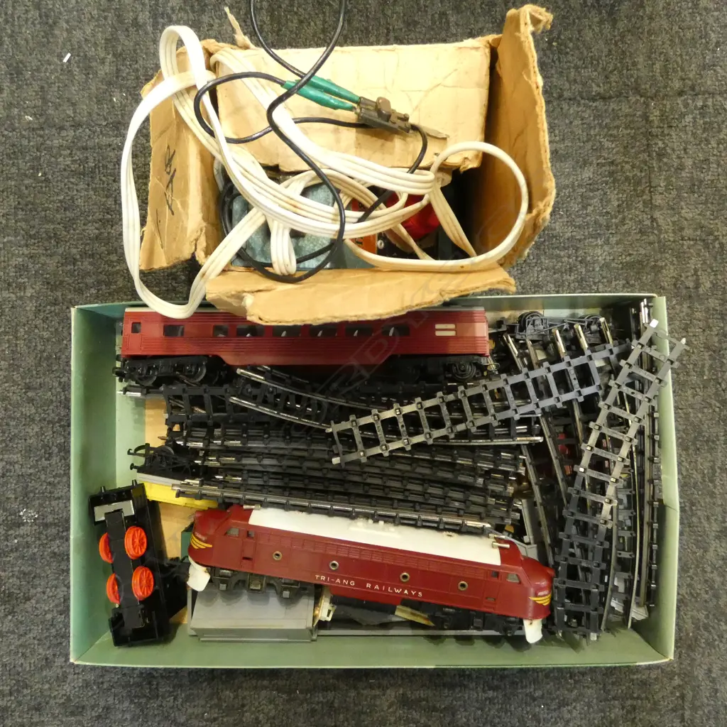 TRI-ANG POWER UNIT, TRACK & WAGONS Image 1++