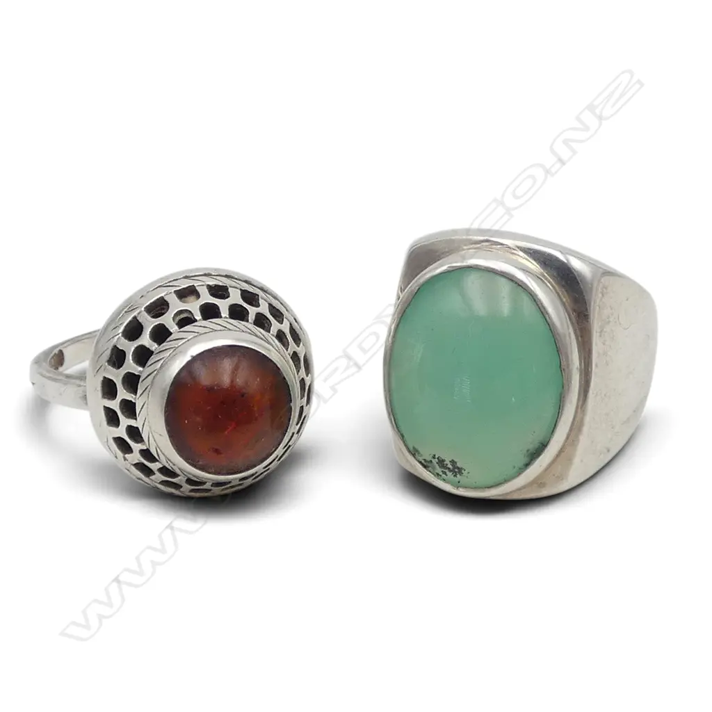 2 VINTAGE SILVER & CABOCHON GEM SET RINGS: chalcedony size N & amber size P Image 1++