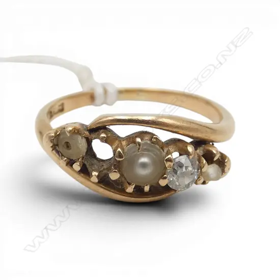 18ct PEARL & DIAMOND RING, 3.74gm, missing 2 pearls & diamond SIZE O