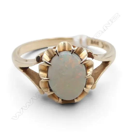 VINTAGE 9ct  GOLD & oval claw set MILK OPAL RING 2.46gms SIZE M1/2