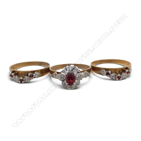 9ct GOLD GARNET & DIAMOND 3 RING SET. Main cluster w pr curved side rings. 5.88gms size R
