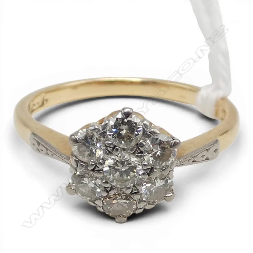 Vintage 18ct GOLD DIAMOND CLUSTER 7 bead set diamonds brilliant cut. Size N. 3.2gms Image 1++