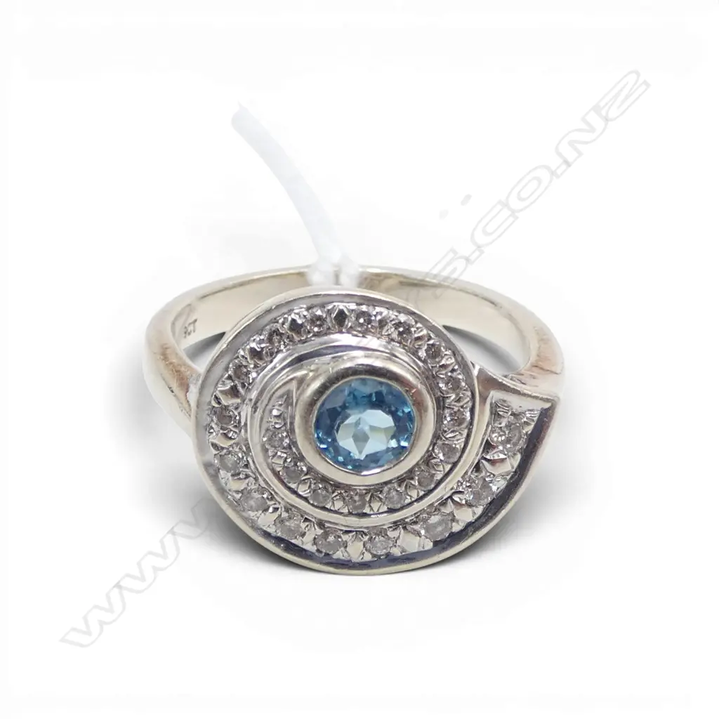 9CT WHITE GOLD &BLUE TOPAZ SWIRL RING 4GMS TOTAL WIEGHT SIZE M Image 1++