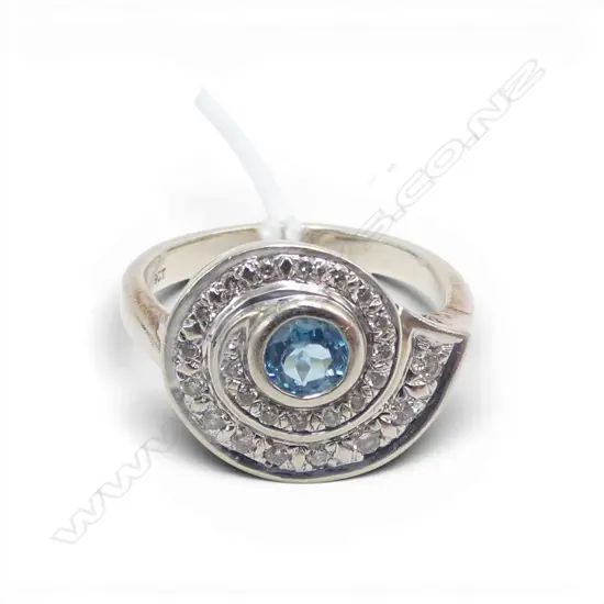 9CT WHITE GOLD &BLUE TOPAZ SWIRL RING 4GMS TOTAL WIEGHT SIZE M