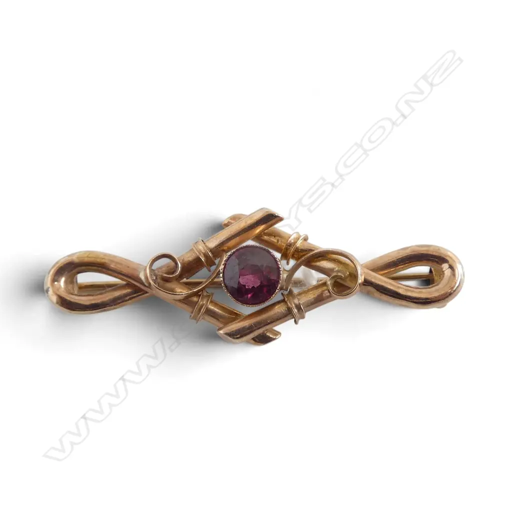 9ct VICTORIAN BAR BROOCH w GARNET, 1.80gm Image 1++