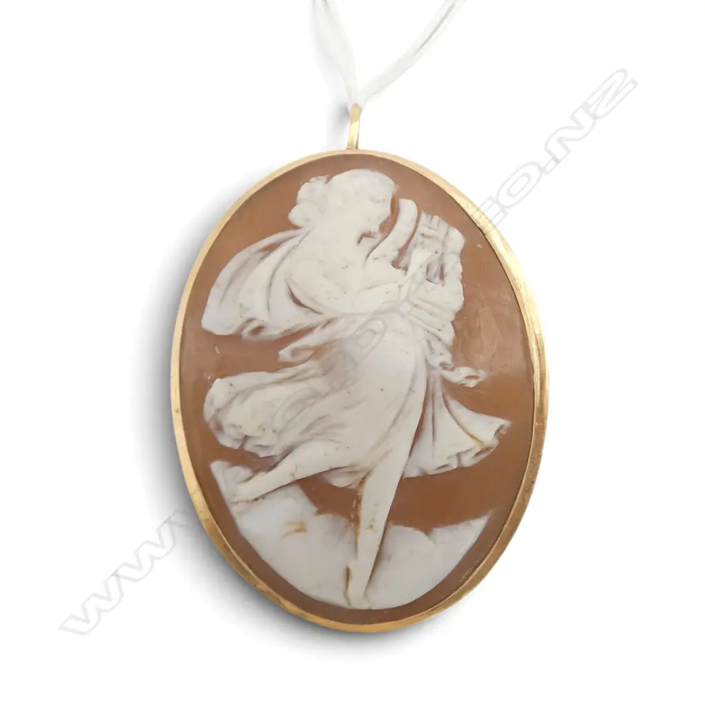 18ct CAMEO BROOCH 8.89gms Image 1++