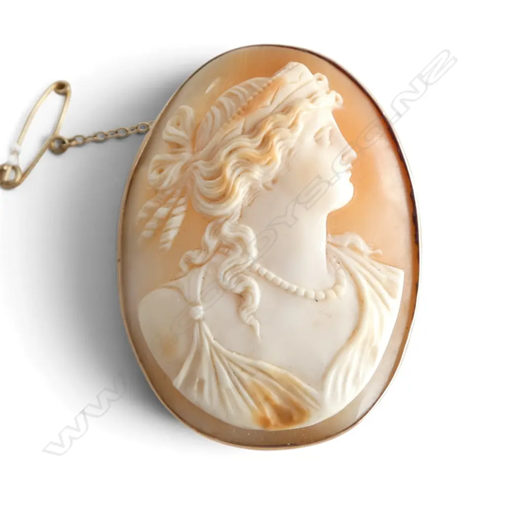 9ct CAMEO BROOCH 12gms Image 1++