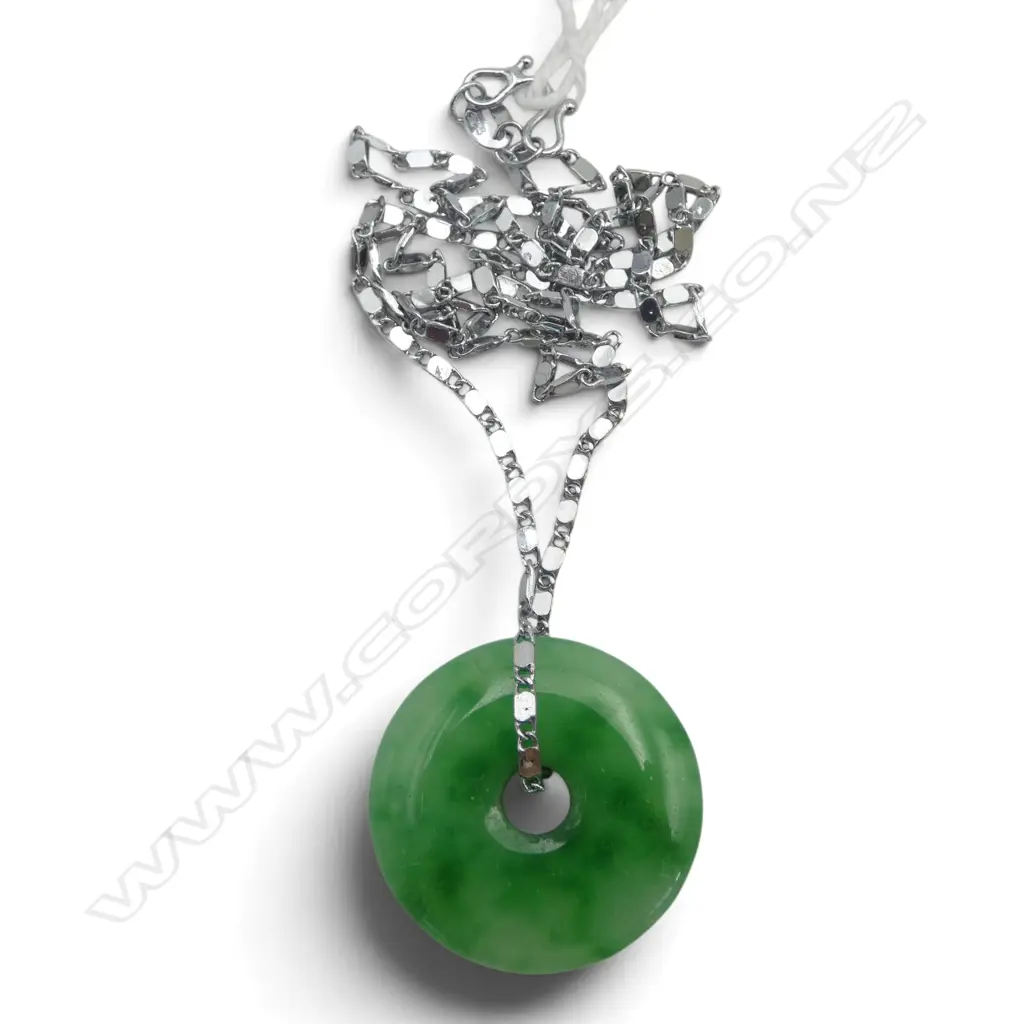 S/SILVER CHAIN WITH CHINESE BRIGHT GREEN JADEITE DISC PENDANT 440MM LONG 3.3GMS SILVER WIEGHT Image 1++