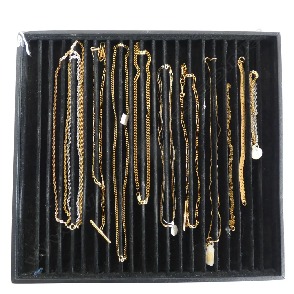 COSTUME CHAINS w. BOX 280x300mm Image 1++