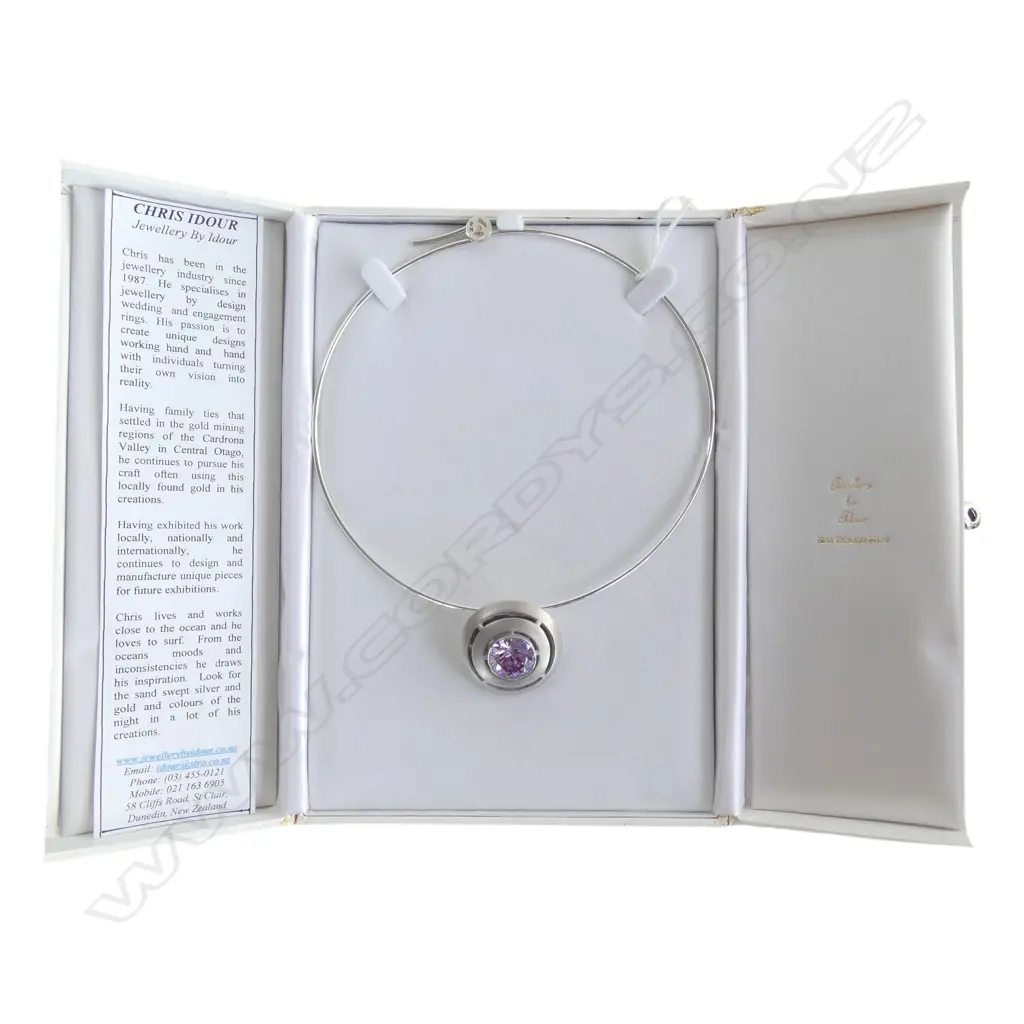 S/SILVER PENDANT NECKLACE BY NZ DESIGNER CHRIS IDOUR IN ORIGINAL BOX 37GMS TOTAL WIEGHT Image 1++