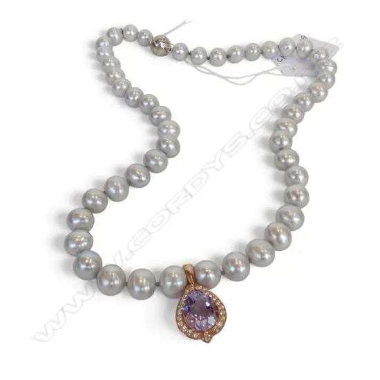 PEARL NECKLACE W. MAUVE COLOURED STONE PENDANT