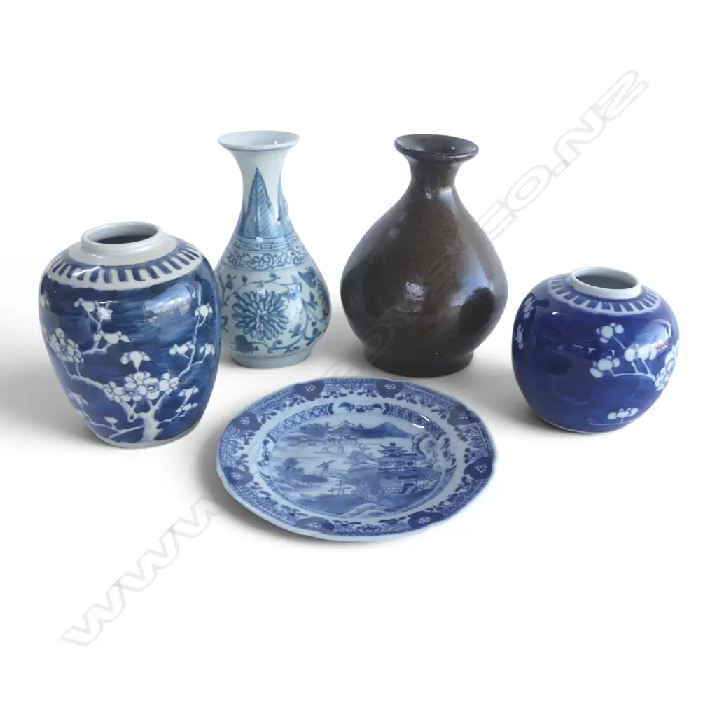 5 ORIENTAL CERAMICS; 2 GINGER JARS, 2 VASES, PLATE 160mm dia (hairlines) Image 1++