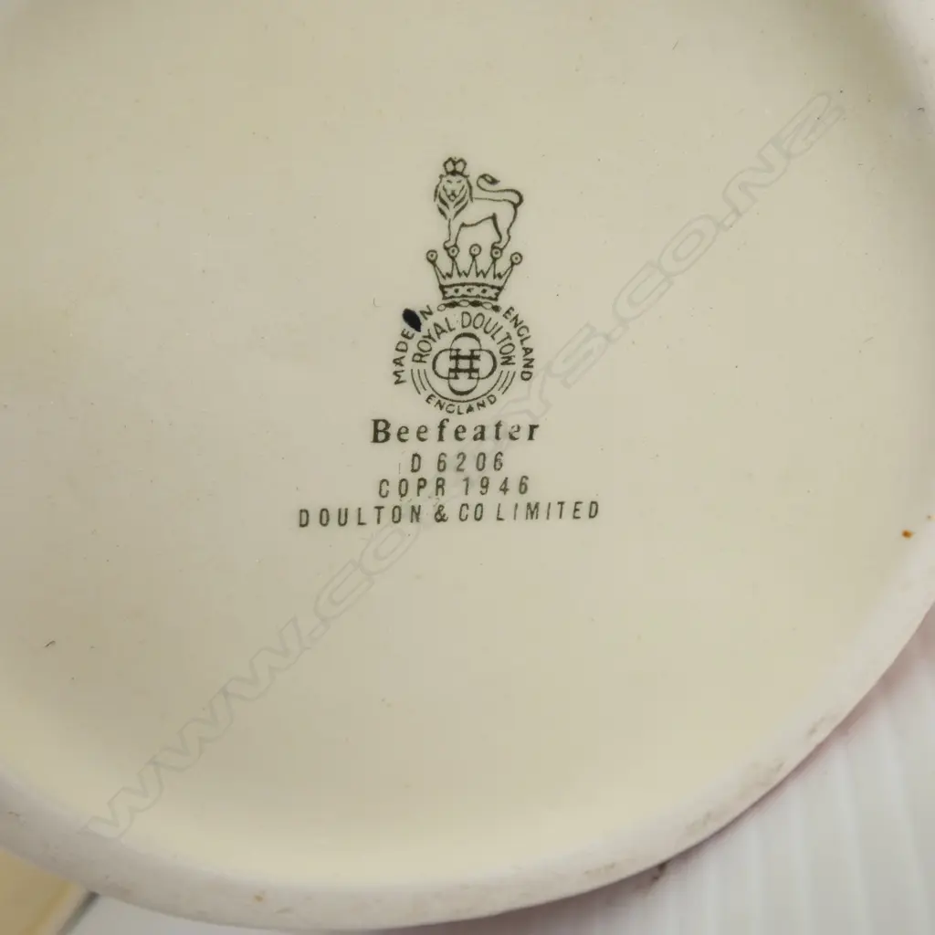 2 LARGE SIZE RD CHARACTER JUGS APOTHECARY & BEEFEATER H190MM Image 1++