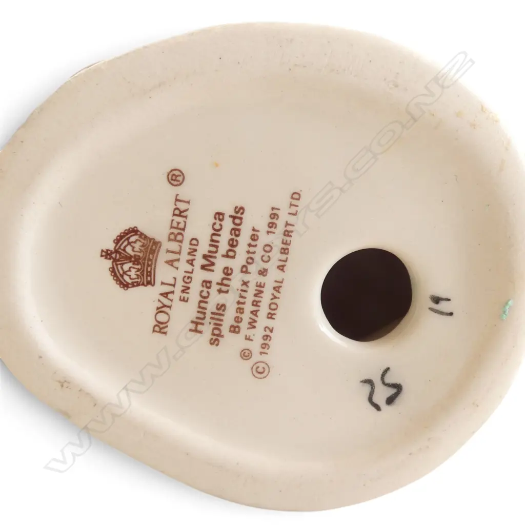 ROYAL ALBERT BEATRIX POTTER 'HUNCA MUNCA SPILLS THE BEADS', H.75mm, brown backstamp 1989-1998 Image 1++