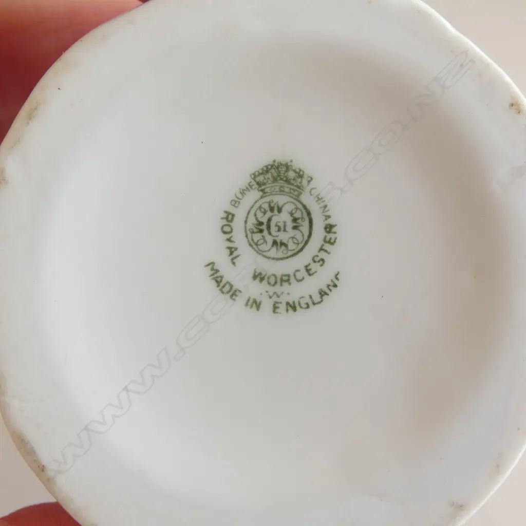 2 GRADUATED SETS OF 3 ROYAL WORCESTER 'LEAF' JUGS H.150mm Image 1++