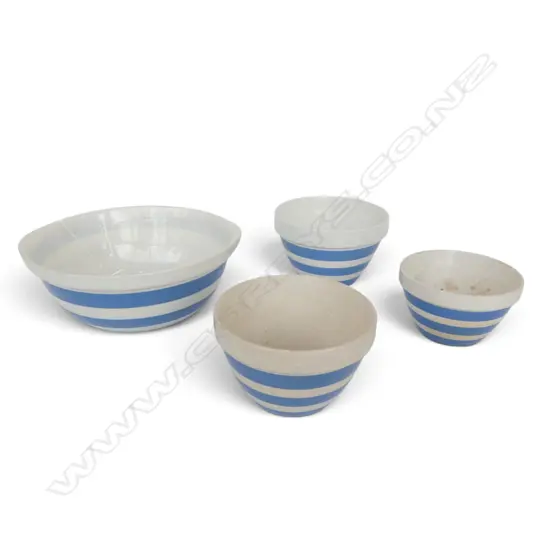 3 GRADUATED CORNISHWARE MIXING BOWLS + LARGER CORNISHWARE MIXING BOWL Dia.265mm